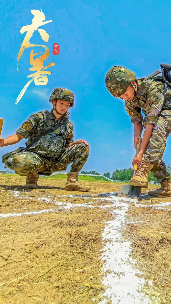 大暑丨一组“酷热海报”带你瞧瞧骄阳下练兵场的“烤”验