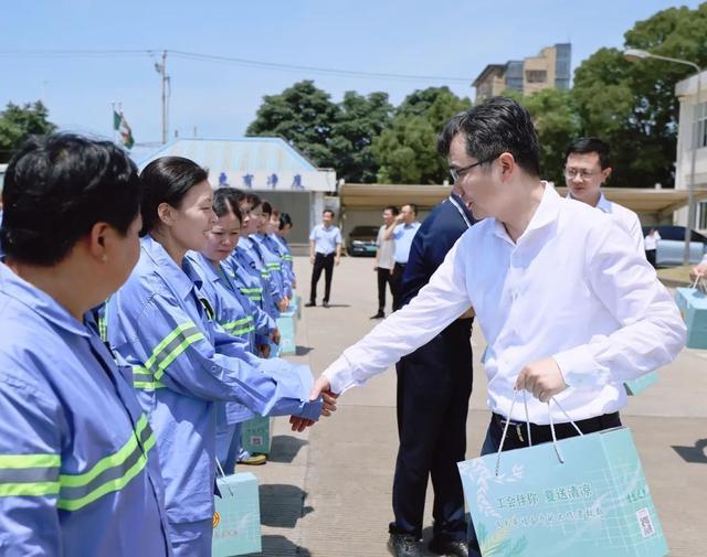 落实防暑降温措施，确保城市安全有序、市民安心度夏！王华杰王靖看望慰问高温下坚守岗位的劳动者