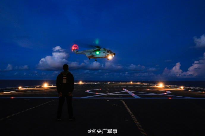 晚霞下的海军航空兵舰机联合训练，你见过吗？