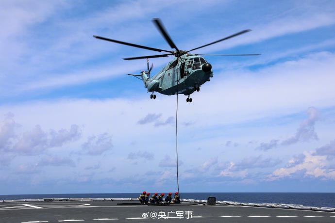 晚霞下的海军航空兵舰机联合训练，你见过吗？