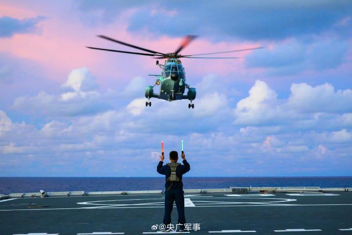 晚霞下的海军航空兵舰机联合训练，你见过吗？