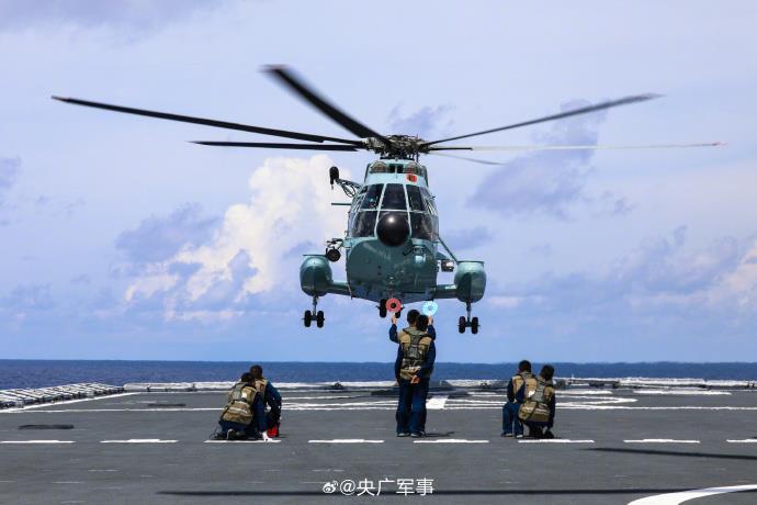 晚霞下的海军航空兵舰机联合训练，你见过吗？