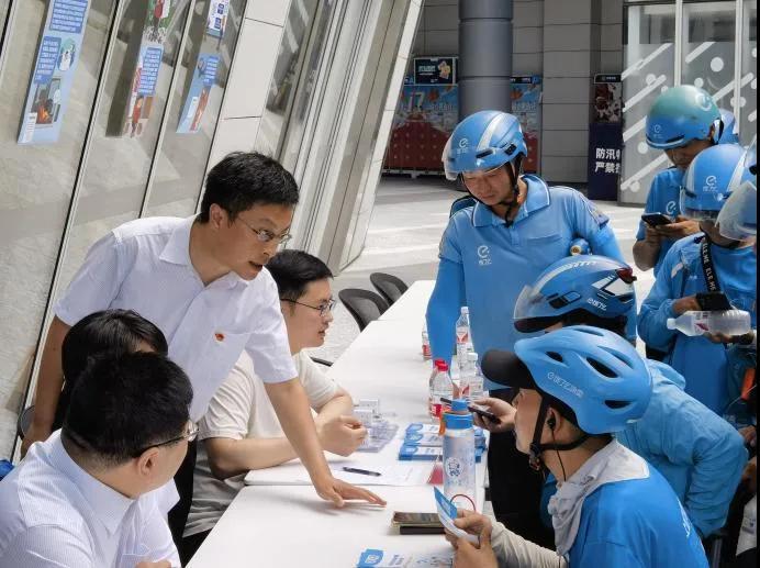 走进奔跑者—栉风沐雨，与您同行——上海市普陀区开展2024年工伤保险主题宣传活动