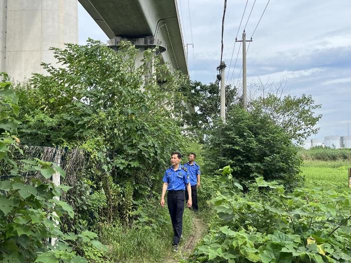 “城管蓝”同心守护  防汛护路在行动