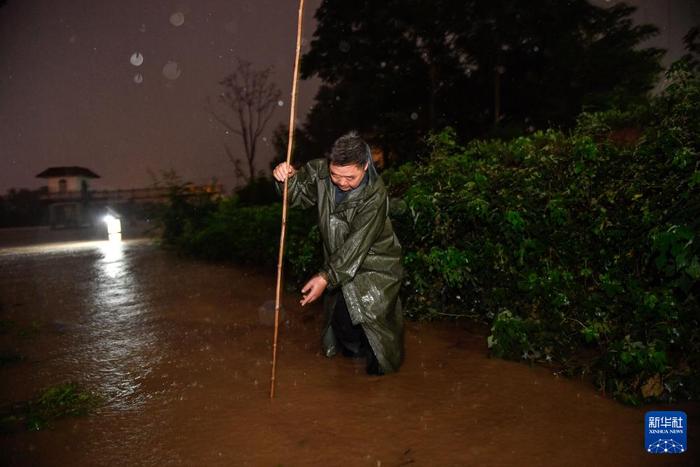 新华全媒+｜暴雨中的巡堤人