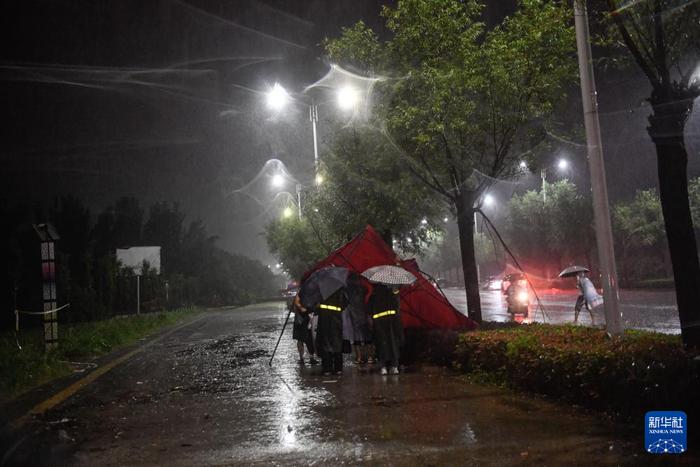 新华全媒+｜暴雨中的巡堤人