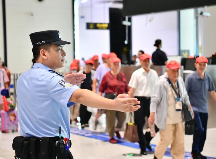 暑期跨境游火热进行时 莲塘边检高效应对客流高峰