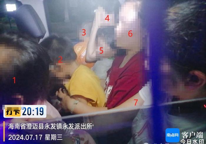 皮卡车后座竟挤满7人！澄迈交警：超员万万“驶”不得