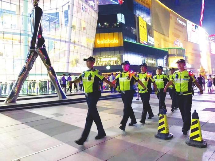 守护正当“夏”警徽照平安