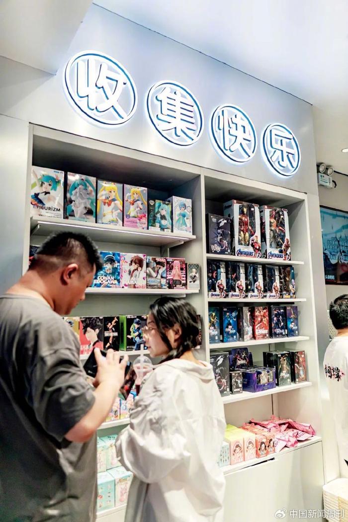 6月21日,浙江绍兴动漫手办店开张吸引众多年轻顾客。本文图/视觉中国
