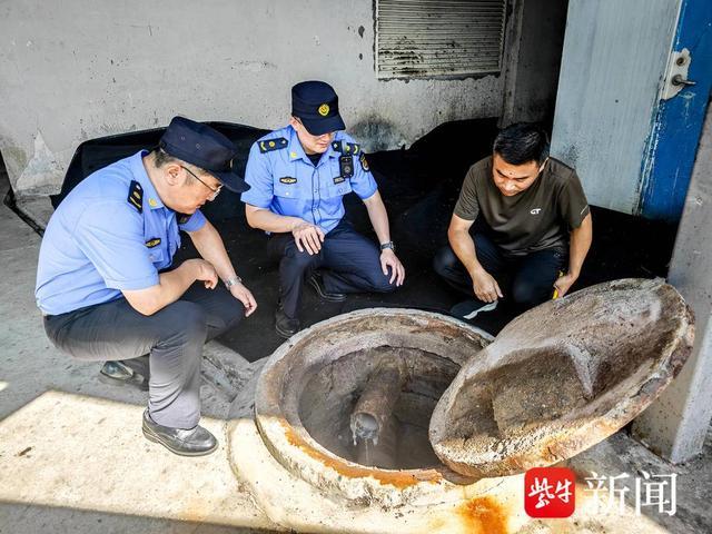 南京玄武城管多措并举打造排水示范一条街