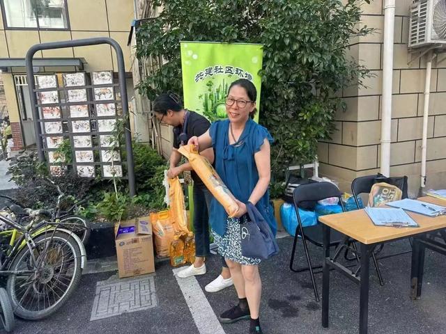 宝山路街道的“绿小子”们暑期开展垃圾分类宣传活动