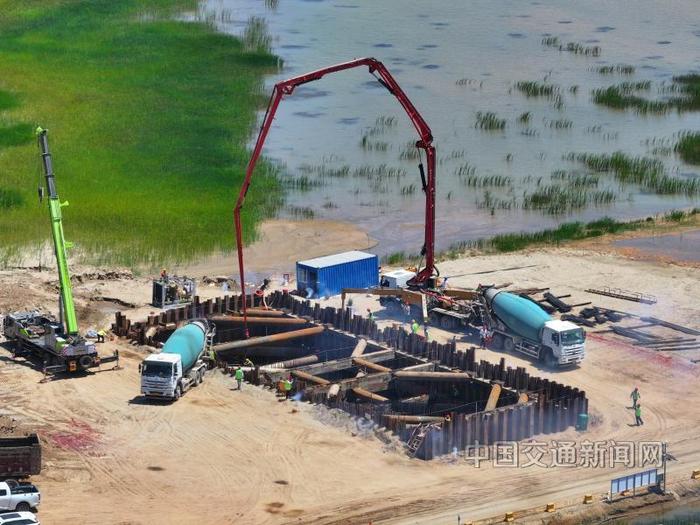 110国道磴口黄河大桥首个主墩承台浇筑完成