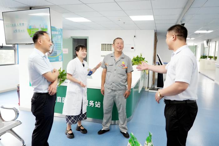 同庆建军节，共话战友情 ——鹏徽集团党支部慰问困难退役军人员工代表