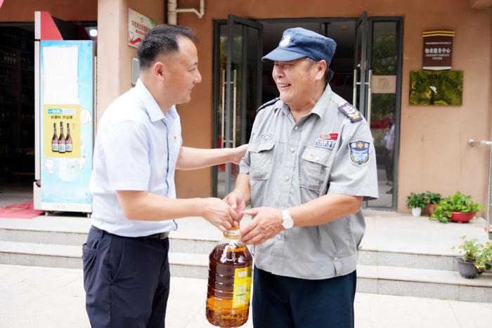 同庆建军节，共话战友情 ——鹏徽集团党支部慰问困难退役军人员工代表