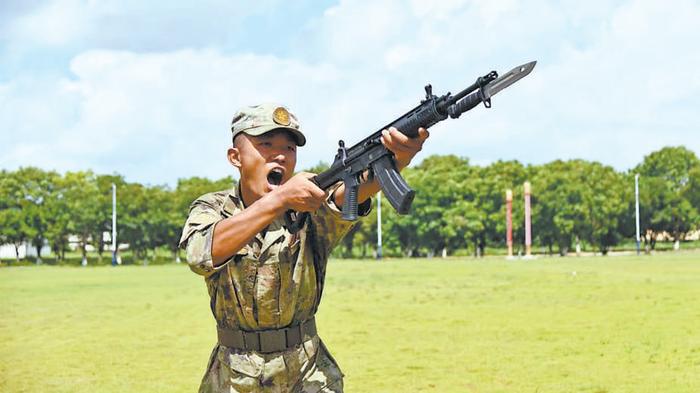 这名上等兵在野外驻训中懂得了连训的含义