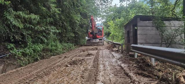 四川汉源：深夜山洪倾泻，仍有29人失联，山洪泥石流灾害缘何频发？