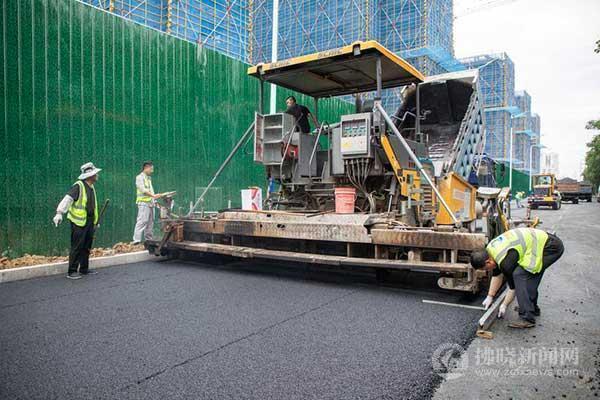 铺设道路 方便出行