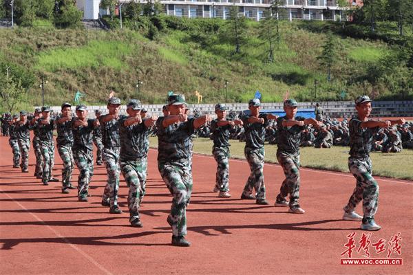 云程发轫 培风图南  张家界市第一中学举行2024级高一新生国防教育闭幕式