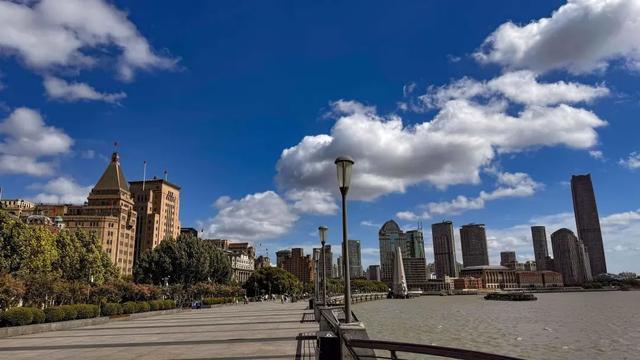 街拍黄浦丨台风季上海天空美如画，“水晶天”大片来了！