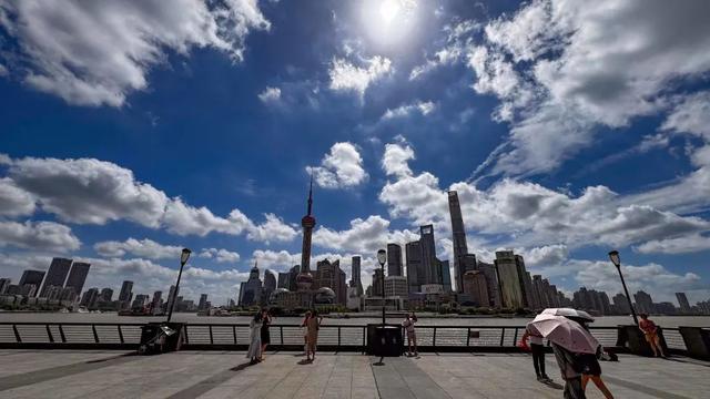 街拍黄浦丨台风季上海天空美如画，“水晶天”大片来了！