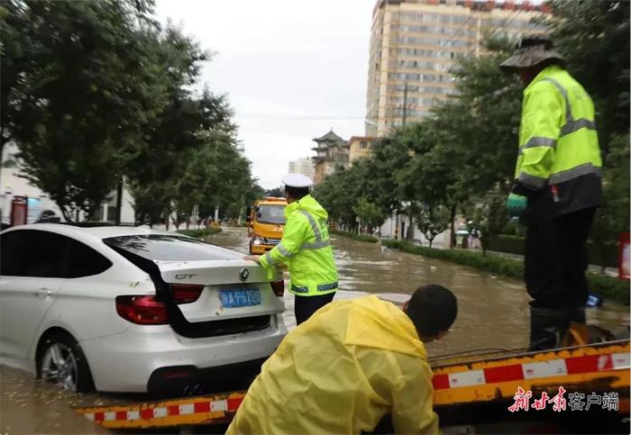 受降雨影响，甘肃多路段交通管制应急抢险施工