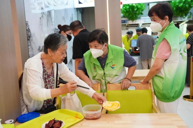 老年人有优惠，年轻人也爱来！这里新开的社区食堂人气旺