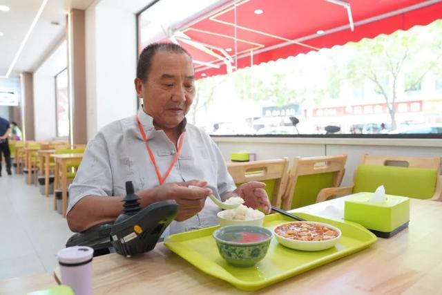 老年人有优惠，年轻人也爱来！这里新开的社区食堂人气旺