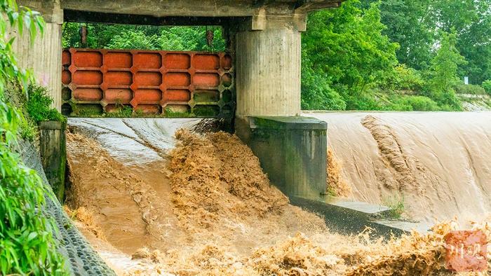 C视觉丨直击成都大邑降雨 导致河水暴涨