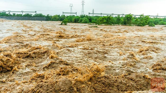 C视觉丨直击成都大邑降雨 导致河水暴涨