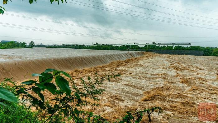 C视觉丨直击成都大邑降雨 导致河水暴涨