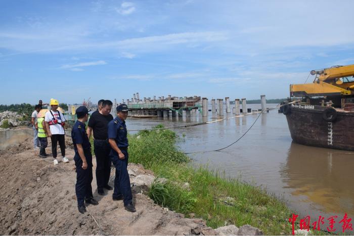 荆州海事局现场监管与宣传应对汛期高水位、高气温与大风等恶劣天气叠加