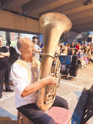 15年间，桥下的“野生乐团”成为“顶流”