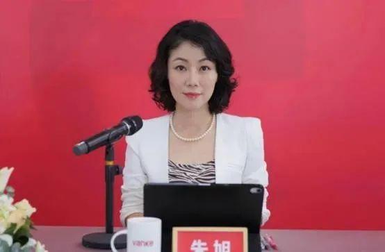 她是“中国最贵的女秘书”，年薪849万，年终奖1000万，48岁未婚，仍然宛若少女