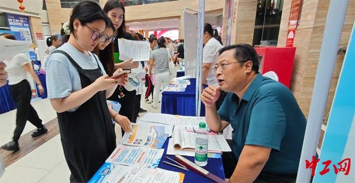 济宁市任城区：聚焦高校毕业生 专场招聘会为就业铺路