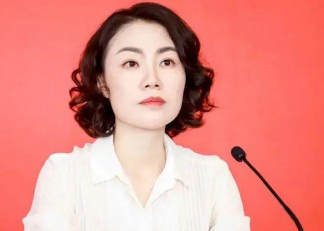 她是“中国最贵的女秘书”，年薪849万，年终奖1000万，48岁未婚，仍然宛若少女