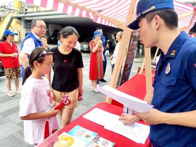 消防宣传进社区，夏日炎炎“送清凉”