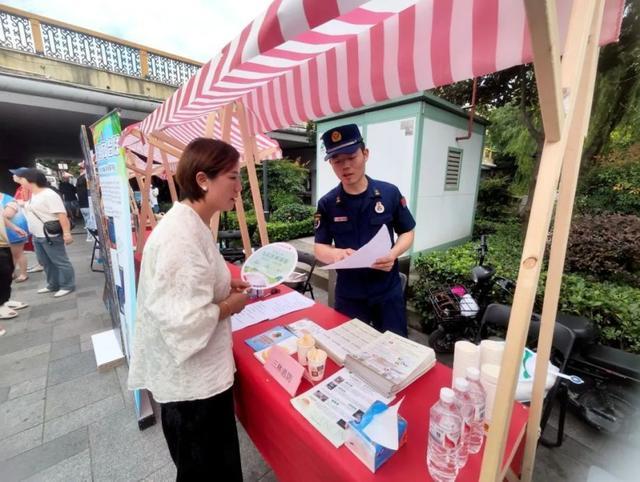 消防宣传进社区，夏日炎炎“送清凉”