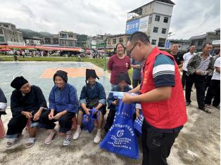 贵州惠水：反邪教宣传摊位摆进“六月六”布依大集市