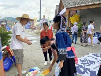 贵州惠水：反邪教宣传摊位摆进“六月六”布依大集市