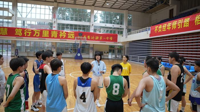 女子高中“灌篮高手”：从校园训练馆走到奥体中心