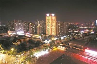 征兵灯光秀点亮城市夜空——山东省德州市德城区借助高楼亮化工程开展征兵宣传