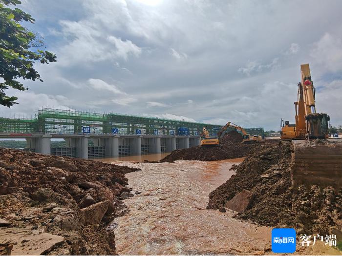 海南南渡江龙塘大坝枢纽改造工程拦河闸二期基坑全断面顺利过流