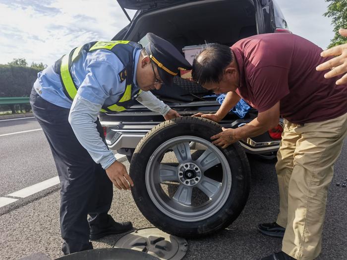 车辆爆胎滞留高速 路政人员暖心帮扶