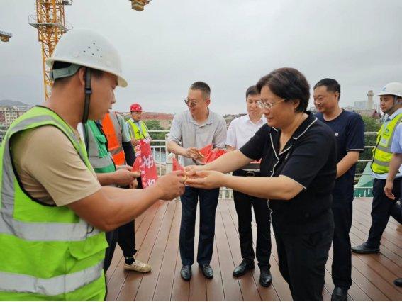 大连市总工会到中建八局大连中心医院项目开展“送清凉”活动