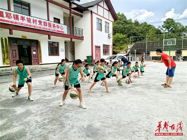 在有限场地中绽放无限快乐  半坡村暑期公益篮球夏令营圆满结营