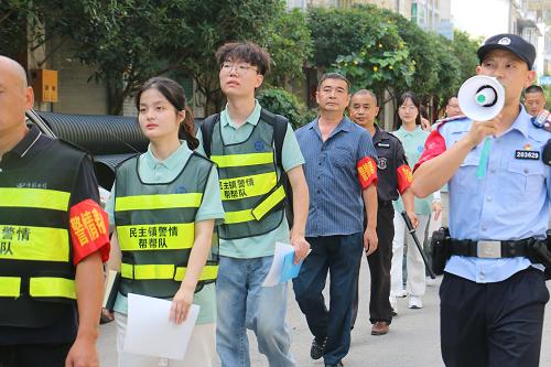 民主镇“警情帮帮队”加入“新力量” 南川警方携手重庆交通大学“三下乡”实践团队开