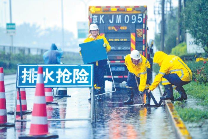 本市全力应对主汛期首场强降雨