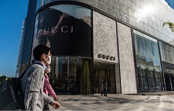 Gucci母公司上半年经营利润下跌42%