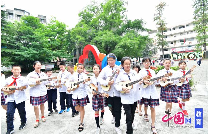 用爱与责任绘制成长画卷 邛崃版“官方带娃”助学子过快乐假期